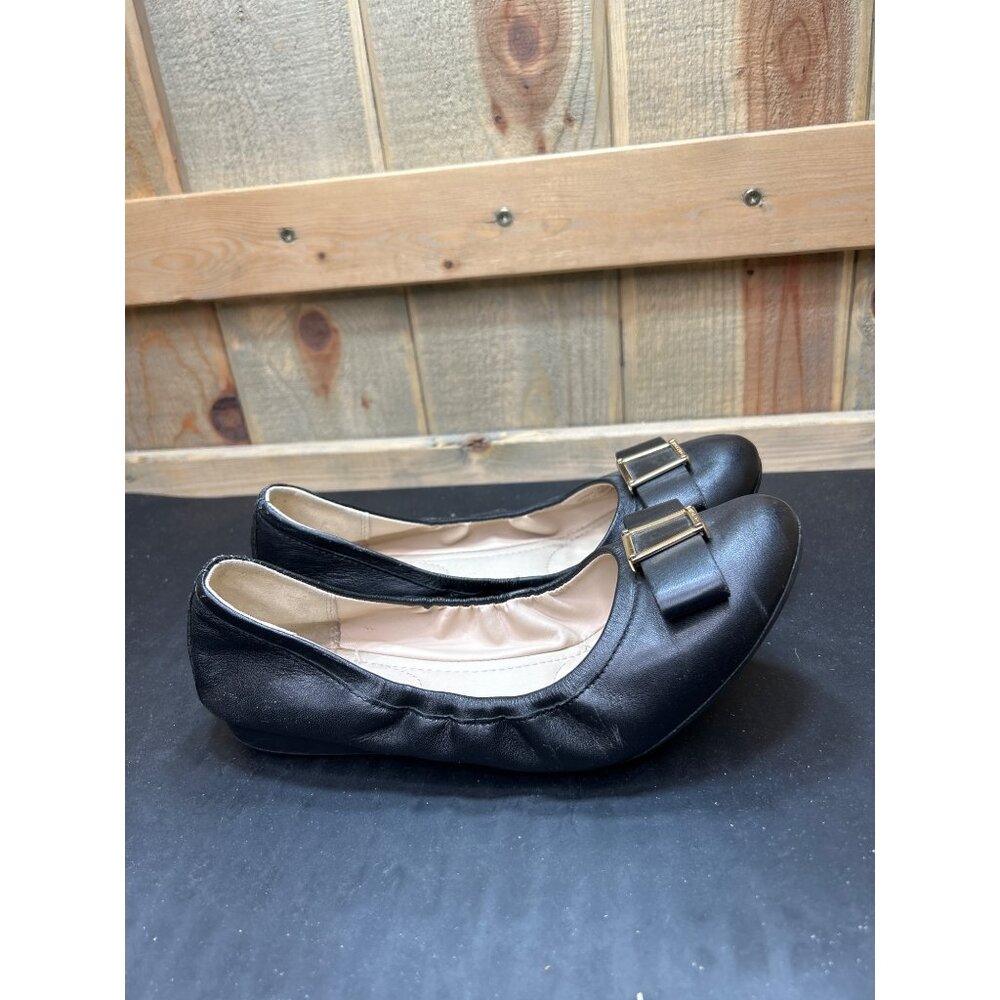 Cole Haan Womens Black Leather Flats With Gold Buckle Detail Size 7